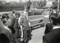 170433 Afbeelding van burgemeester J.L.P.M. Teijsen van Oudenbosch op het perron van het N.S.-station Oudenbosch te ...